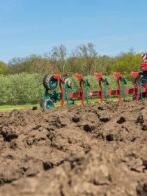 Kverneland EO-LO robust legs provides protection to the heaviest soils