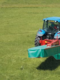 Kverneland 2500 H, hydraulic suspension and direct drive cutterbar for improved performance on field