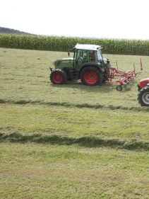 Single Rotor Rakes - Kverneland 9032 9035 9439 9442T 9443 9447T, compact and efficient during operating