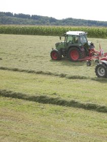 Single Rotor Rakes - Kverneland 9032 9035 9439 9442T 9443 9447T, compact and efficient during operating