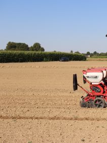 Pneumatic precision drills - Kverneland optima R, universal pneumatic precision drill for maize, sunflowers, field beans etc.. cost efficient and strong frame