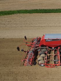 Kverneland u-drill, universal seed drill combination - seedbed preparation and levelling