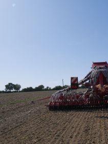 Kverneland u-drill, universal seed drill combination - seedbed preparation and levelling