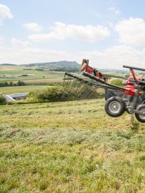 Double Rotor Rakes - VICON ANDEX 705 EVO - 705 VARIO, high performance and TerraLink Plus cardanic rotor providing improved quality of forage