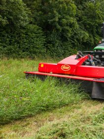 Plain Mowers - Vicon EXTRA 332XF, designed for narrow swathing and wide spreading, first front disc mower with with an actively driven swath former