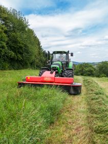 Plain Mowers - Vicon EXTRA 332XF, designed for narrow swathing and wide spreading, first front disc mower with with an actively driven swath former