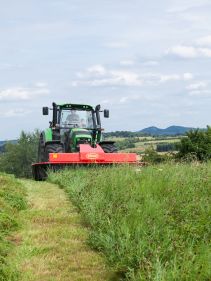 Plain Mowers - Vicon EXTRA 332XF, designed for narrow swathing and wide spreading, first front disc mower with with an actively driven swath former