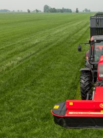 Plain Mowers - Vicon EXTRA 332XF, designed for narrow swathing and wide spreading, first front disc mower with with an actively driven swath former
