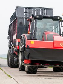 Plain Mowers - Vicon EXTRA 332XF, designed for narrow swathing and wide spreading, first front disc mower with with an actively driven swath former