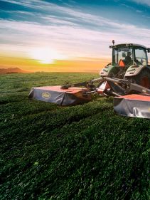 Plain Mowers - VICON EXTRA 390 - 395 - REAR MOUNTED DISC MOWERS, with its low weight providing high performances on field during operations