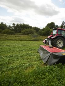 Plain Mowers - VICON EXTRA 328F - 332F - FRONT MOUNTED DISC MOWER, with its responsive headstock makes it easy to use