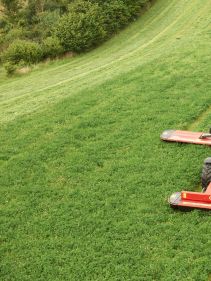 Plain Mowers - VICON EXTRA 324F ALPIN - FRONT MOUNTED ALPINE DISC MOWER, made for mountain regions and hilly conditions with its stable gravity point and excellent visibility