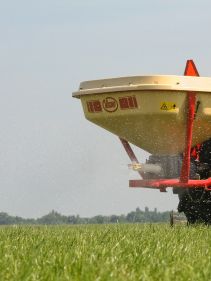 pendulum spreaders - Vicon SuperFlow 604-1654, versitale spreader for vineyards, smaller farms and golf courses with different options in hoppers