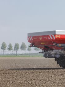 Disc Spreaders - Vicon RotaFlow RO-XL, provides long range spreadi, optimal with more capacity