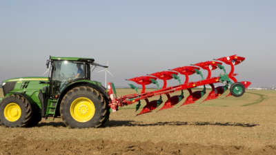 Kverneland EG LB travelling compact above ground, dragged by tractor