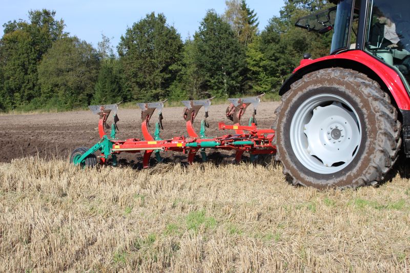 Reversible Mounted Ploughs - Kverneland 150 S Variomat, customized for high performance combined with low fuel consumption