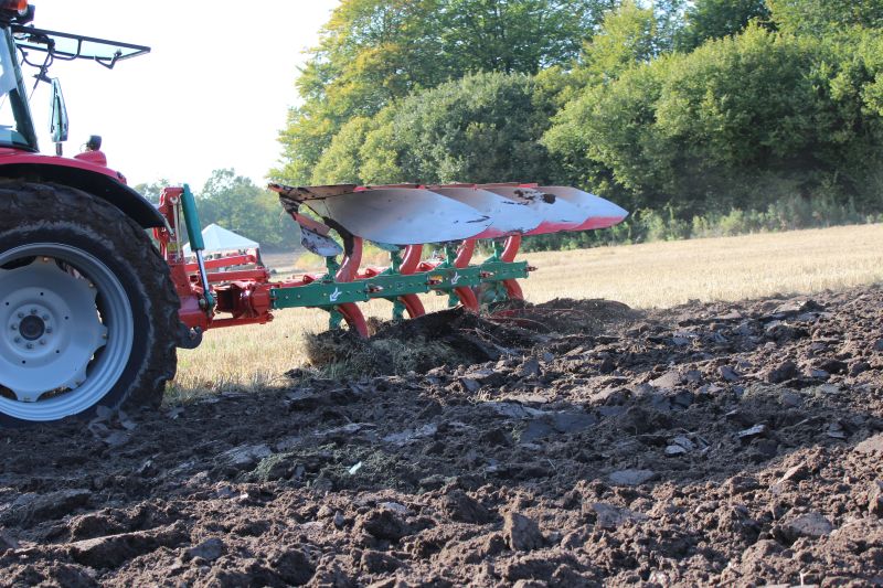 Reversible Mounted Ploughs - Kverneland 150 S Variomat, customized for high performance combined with low fuel consumption