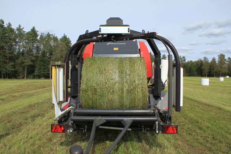 Fixed Chamber Baler-Wrapper combinations - Kverneland 6350 Plus FlexiWrap, efficient twin satellite wrapper
