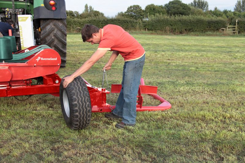 Round Bale Wrappers - Kverneland 7730, made for smaller tractors but still fully atuomatic