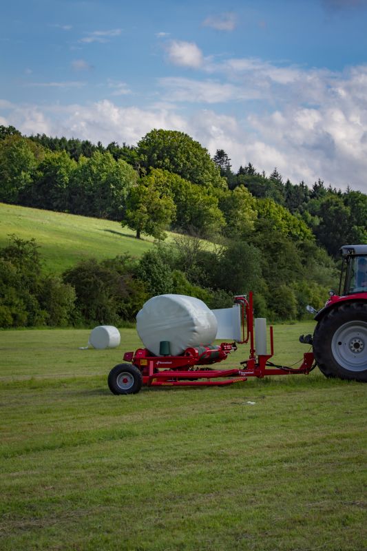 Round Bale Wrappers - Kverneland 7730, made for smaller tractors but still fully atuomatic