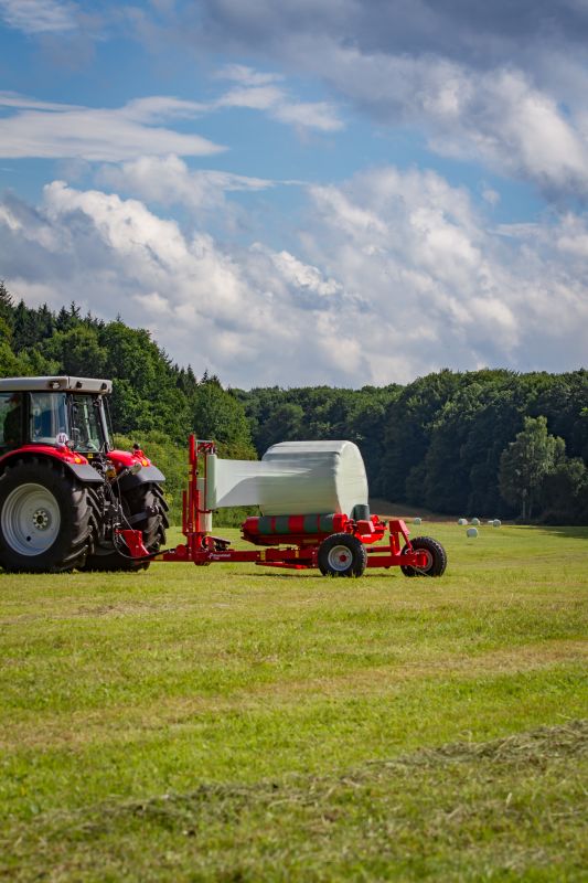 Round Bale Wrappers - Kverneland 7730, made for smaller tractors but still fully atuomatic