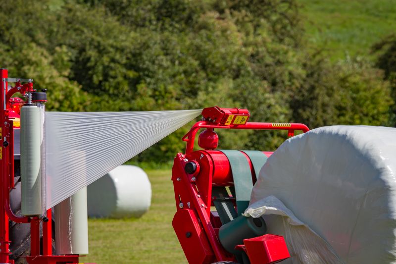 Round Bale Wrappers - Kverneland 7730, made for smaller tractors but still fully atuomatic