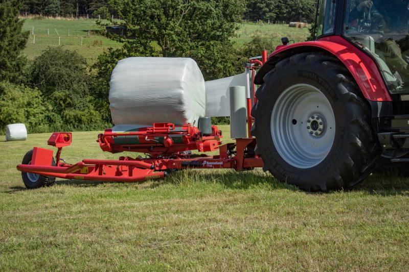 Round Bale Wrappers - Kverneland 7730, made for smaller tractors but still fully atuomatic