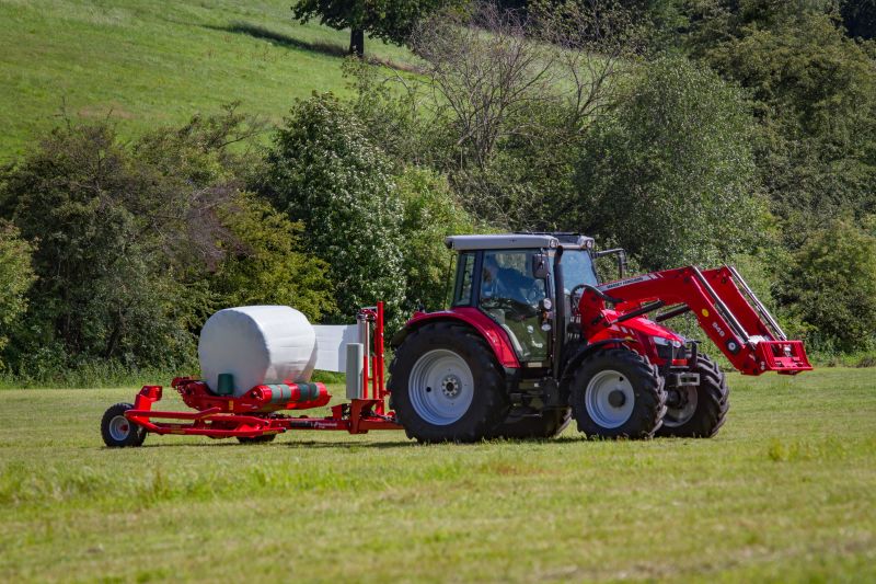 Round Bale Wrappers - Kverneland 7730, made for smaller tractors but still fully atuomatic