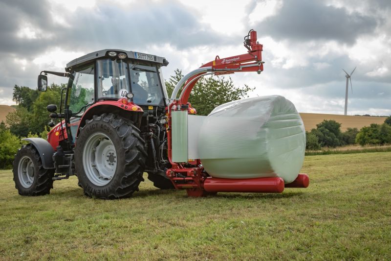 Round Bale Wrappers - Kverneland 7820, gently self-loading system and can wrap on the move so it operates effectively