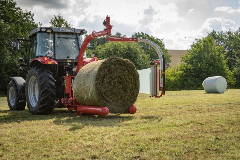 Round Bale Wrappers - Kverneland 7820, gently self-loading system and can wrap on the move so it operates effectively