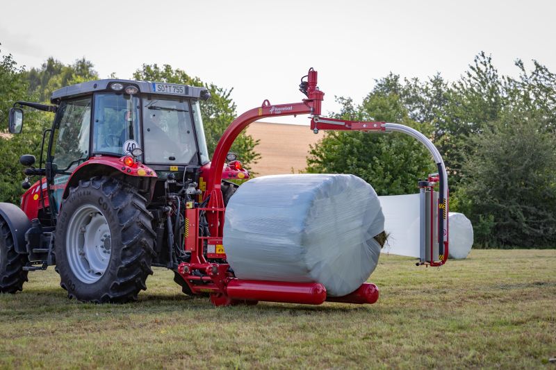 Round Bale Wrappers - Kverneland 7820, gently self-loading system and can wrap on the move so it operates effectively