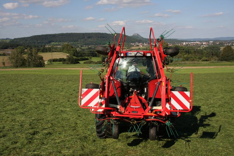 Kverneland 8460 - 8480, compact tedders for hay making