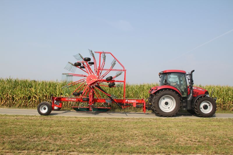 Double Rotor Rakes - Kverneland 9580 C - 9584 C - 9590 C Hydro, folded during transport and compact storage