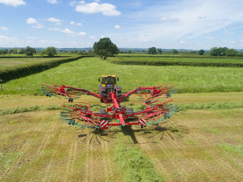 Four Rotor Rakes - Kverneland 97150 C, optimal ground pressure with high output and capacity