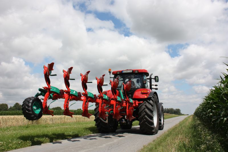 Kverneland Ecomat compact while travelling above ground, dragged by tractor