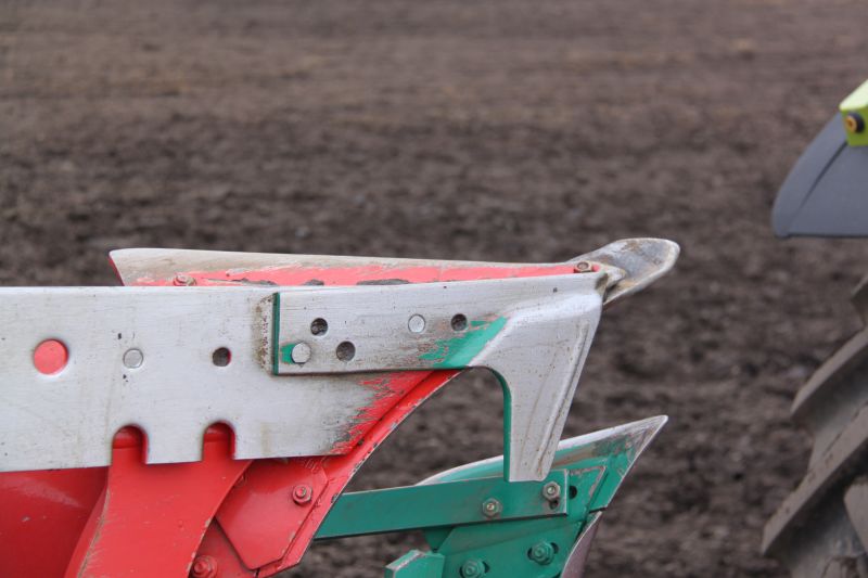 Stubble Cultivators - Kverneland Knock On System is the easiest way exchanging parts