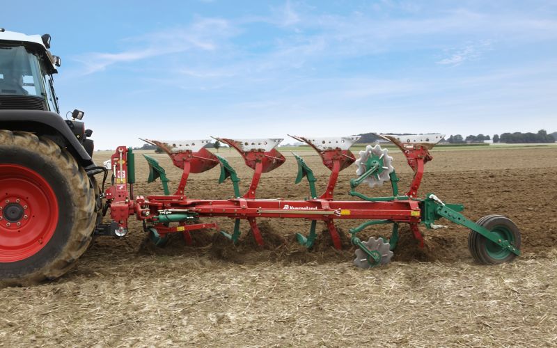 Kverneland EG LB efficient plough for medium to heavy soils, great range of accessories