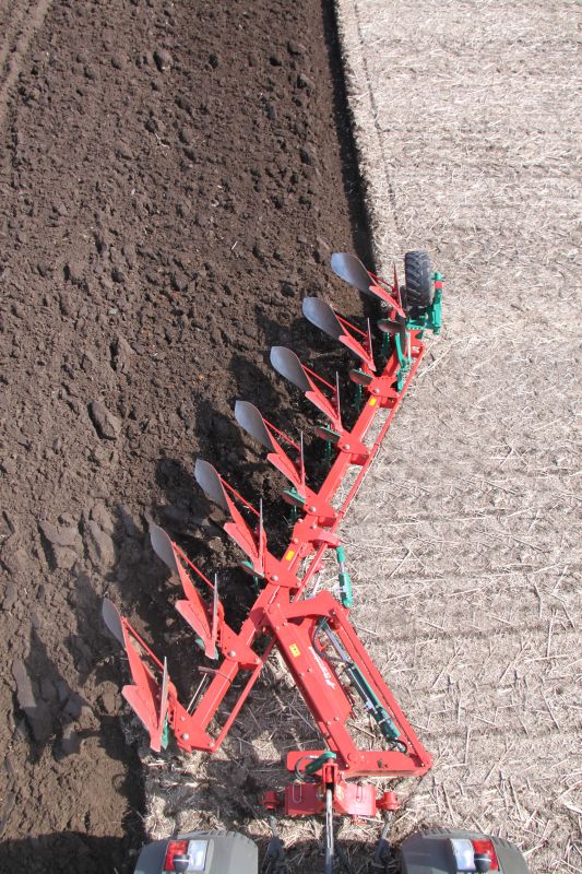 Kverneland EO-LO robust legs provides protection to the heaviest soils