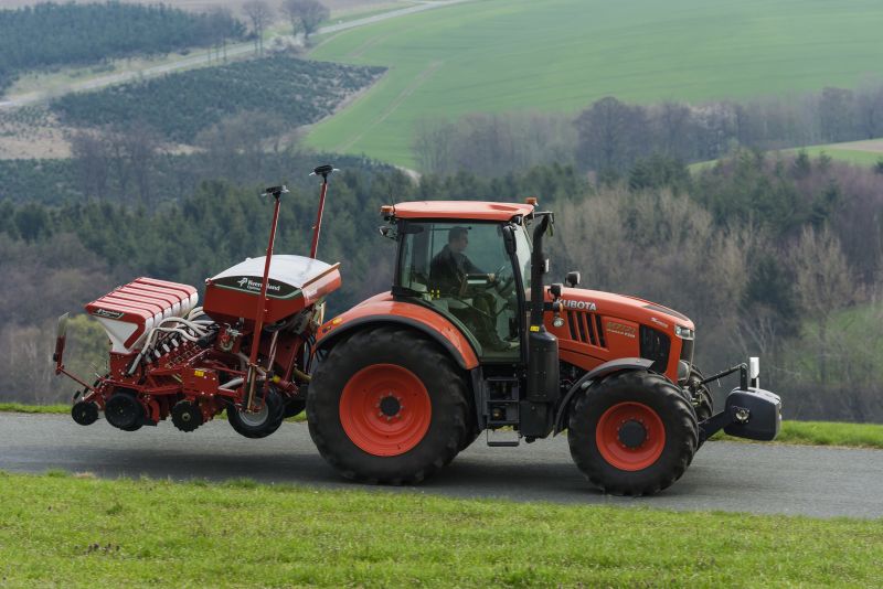 Kverneland Optima V, contains a hydraulic variable telescopic frame