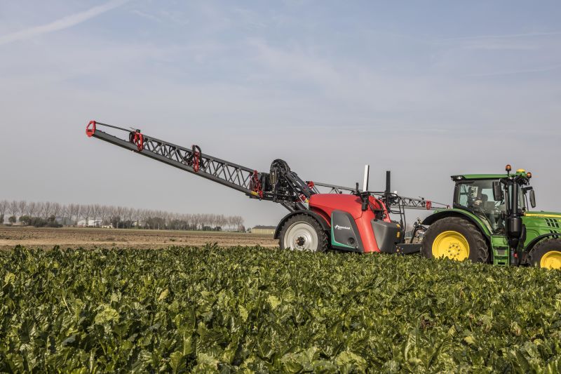 Kverneland iXtrack T3, compact sprayer, stable and precise with intelligent technology