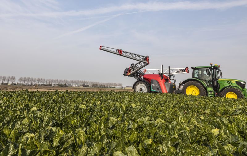 Kverneland iXtrack T3, compact sprayer, stable and precise with intelligent technology