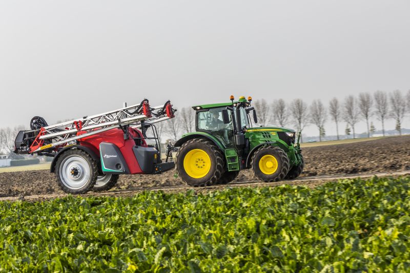 Kverneland iXtrack T3, compact sprayer, stable and precise with intelligent technology