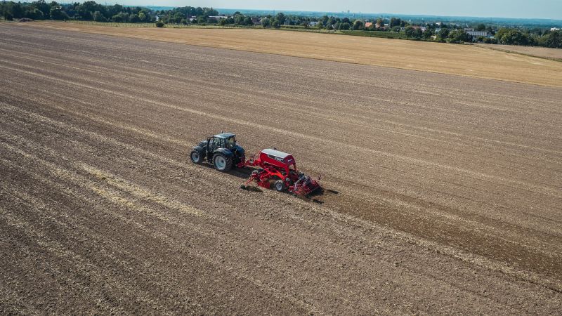 Kverneland u-drill, universal seed drill combination - seedbed preparation and levelling