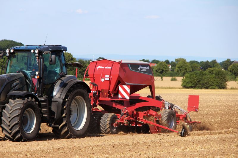 Kverneland u-drill, universal seed drill combination - seedbed preparation and levelling