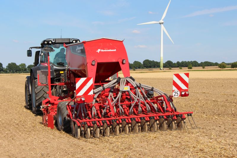 Kverneland u-drill, universal seed drill combination - seedbed preparation and levelling