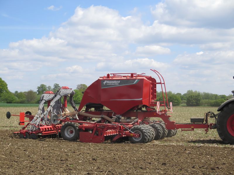 Kverneland u-drill plus, ombined grain and fertiliser version, operating at high speed