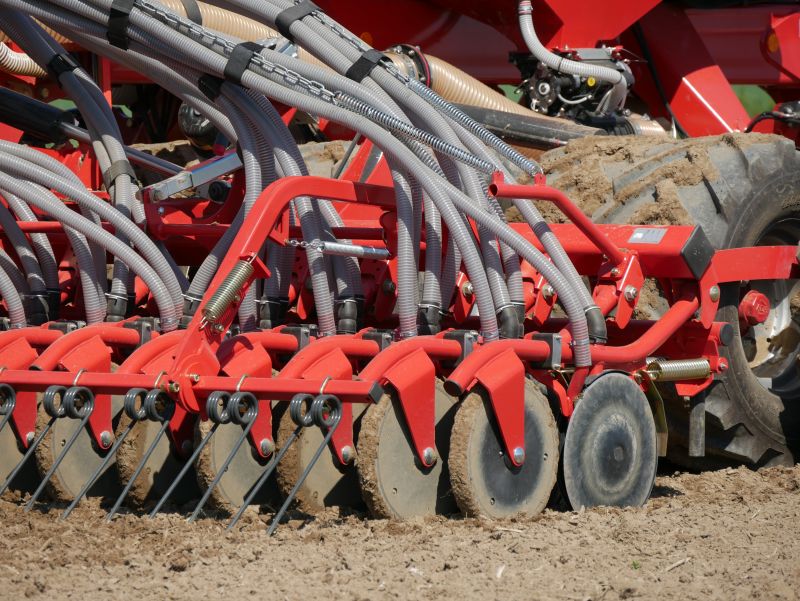 Kverneland u-drill, universal seed drill combination - seedbed preparation and levelling