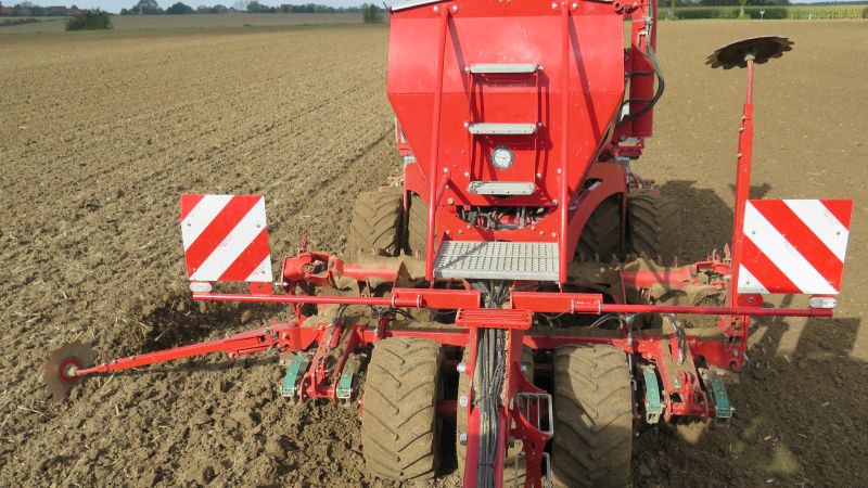 Kverneland u-drill, universal seed drill combination - seedbed preparation and levelling