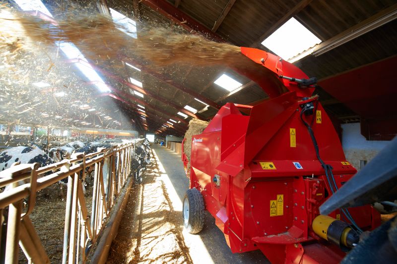 Bale Choppers - Feeders, Kverneland 853, high blowing performance during operation, also a strong package of new features