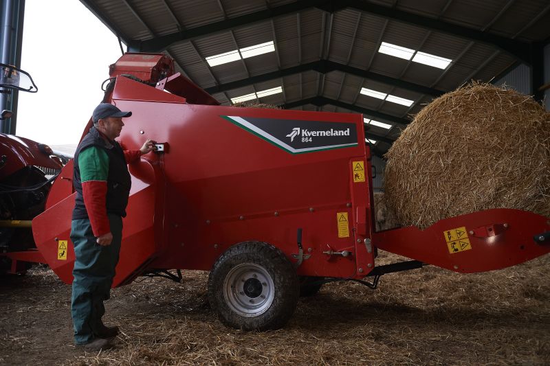 Bale Choppers - Feeders, Kverneland 864, provides more capacity and increased blowing performance during operation